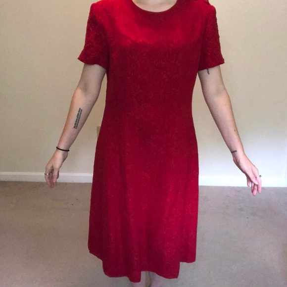 Elegant Red Floral Dress - Picture 2 of 4